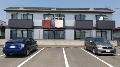 外壁に断熱材付きのガルバリウム鋼板を貼りました。