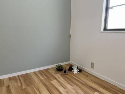 アクセントクロスを張った2階洋室