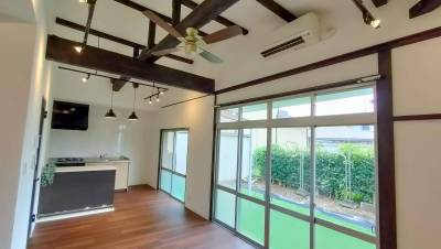 南側の大きい窓からたくさんの光が入ってとても明るいです。