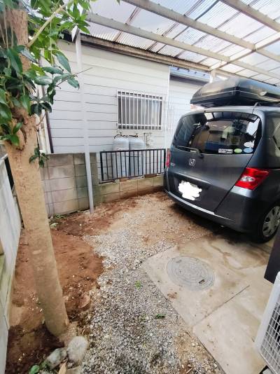 奥行き十分！車の後ろにバイク・自転車も屋根下保管可能