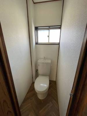 トイレです。リフォーム済の清潔感のあるトイレです。