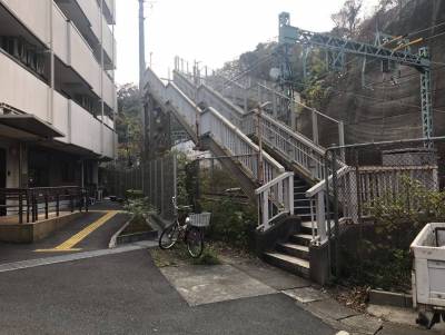 この歩道橋を越えると物件があります。
