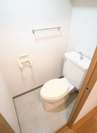温水洗浄付きトイレです♪