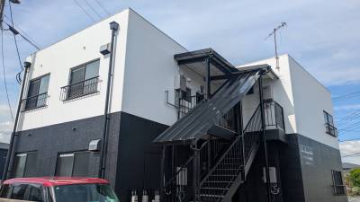 全戸角部屋、１階黒色、２階白色の外観です。