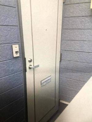 入り口ドアーはデザイナーズ風。