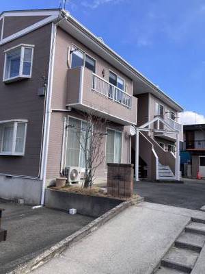 徒歩30秒で川沿いの遊歩道あります