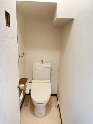 ウォシュレット付きトイレ上下階2ヶ所あります。