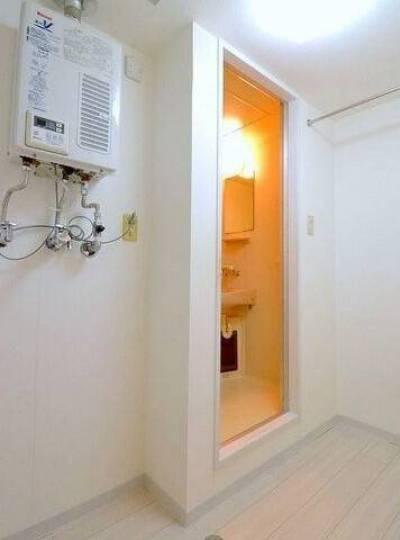 バスルームの側に室内洗濯機置き場があって便利