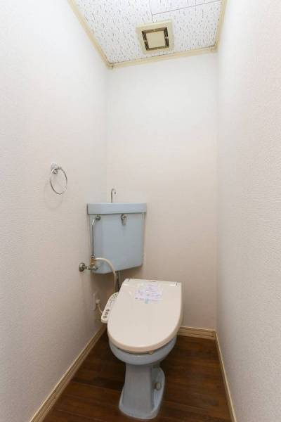 トイレの温水洗浄便座は新品です。