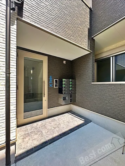 建物のエントランスです。宅配BOX完備です