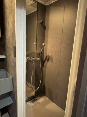 シャワールームは広めのタイプでリラックスできます。
