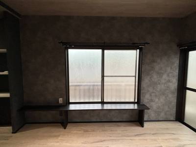 明るい窓の下にカウンターデスクを設置。