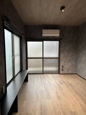 前面が駐車場で角部屋なのでとても明るいです。