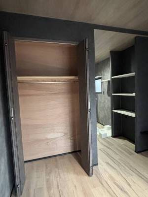 折れ戸クローゼット、可動棚など収納スペースを確保。