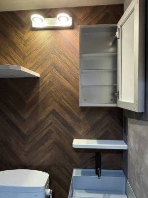 キャビネット付きミラー。