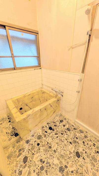 お風呂の壁はリフォーム中です