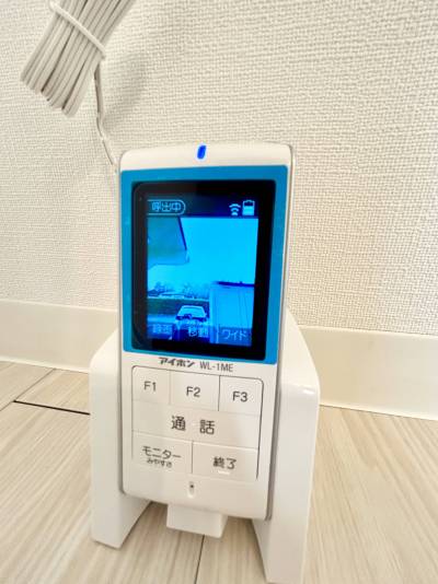 モニターホンはワイヤレスなのでお部屋のどこでも使えます♪