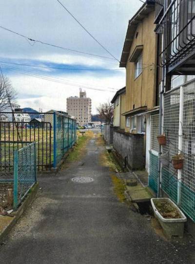 この通路の奥にあります。