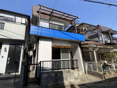 青いラインがワンポイントの明るい外観です