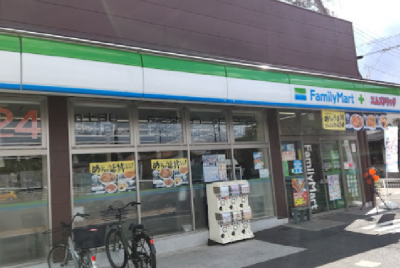 コンビニも近くです。デイリーヤマザキも近くです。