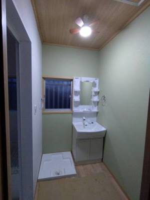 洗面所と洗濯機置き場も新品♪清潔な水回りで快適な生活を！