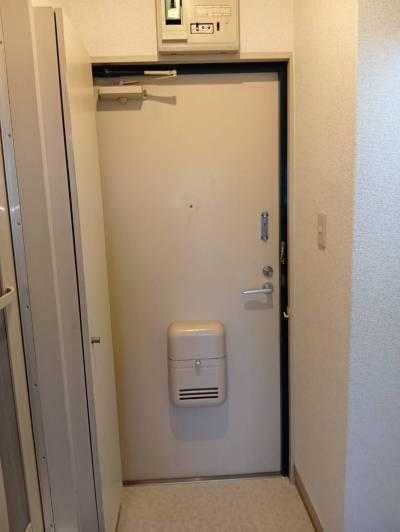 玄関ドアのに郵便受けもついてます。