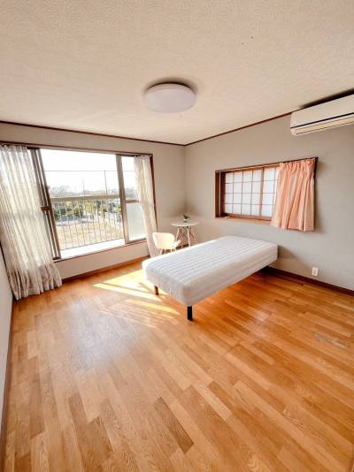 2F 洋室、ベッド、テーブル付き