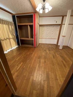 南側の庭に面した部屋です。