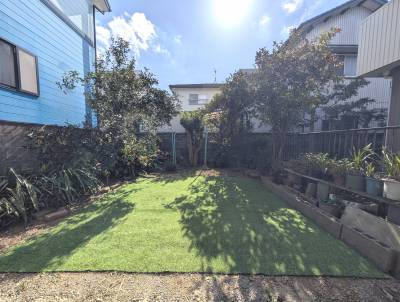 1階洋室の南に広がる庭、日向ぼっこが気持ちいい☆