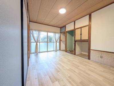 1階洋室。日当たり良し、作り付け収納も大活躍♪