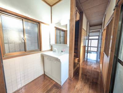 廊下に3面鏡の洗面化粧台をご用意。朝の準備もバッチリですね♪