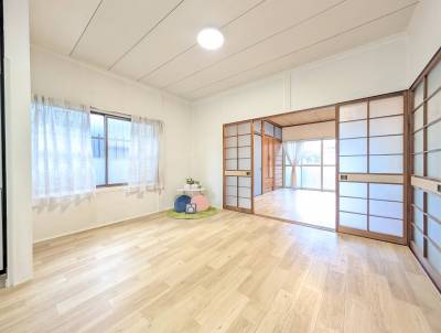 1階リビング。ご家族やお友達とゆったり過ごせるスペースです♪