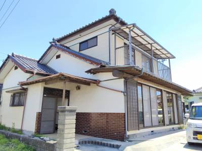 玄関の方面から見た外観です。