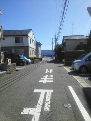 でもスーパー出入りの車は原則通行しないので静かです♪