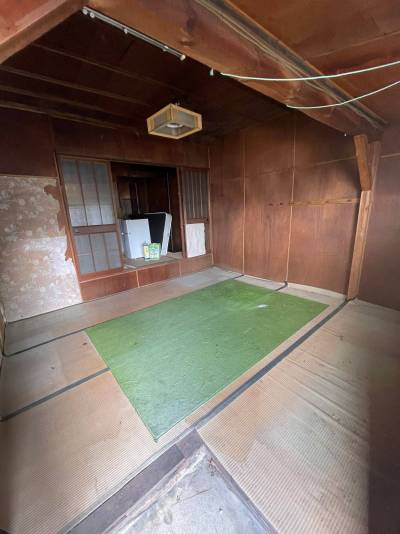 奥の荷物は撤去しますのでご安心下さい(^^)