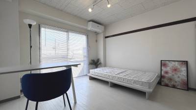最上階・角部屋の明るいお部屋です。家具をお付けすることも可。