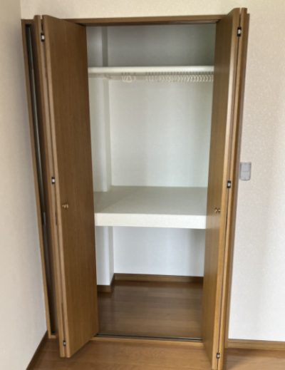 季節の服もスーツもスッキリ収納できるクローゼット