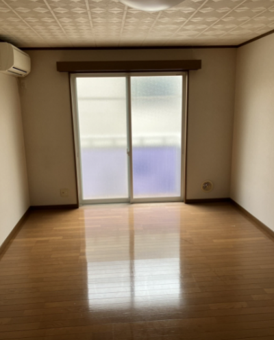 ゆとりのある9帖の洋室でゆったりくつろげる空間♪