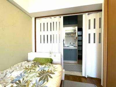 居室からキッチンを望みます。リネンは含みません。