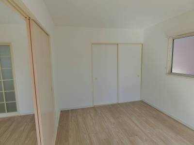 出窓のある明るい洋室（南向き）