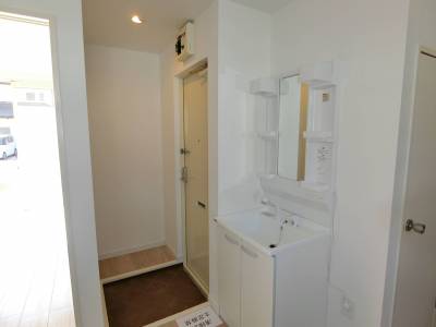 外出後すぐに手洗いできる洗面（新設）玄関照明人感センサー付き