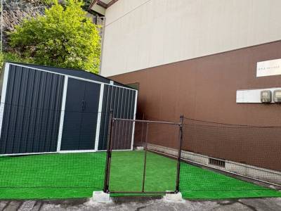 ドッグラン付き！！
雨に濡れない屋根付き部分もあります☆