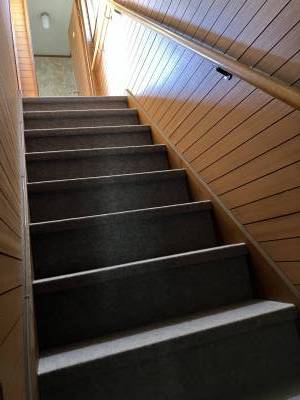 階段はしっかりとした手すり
転倒防止の絨毯