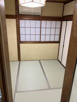 一階和室2部屋あります。壁は漆喰です。