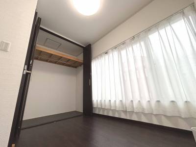 ２階洋室4帖間
※新品レースカーテン付き
子供部屋にぴったり