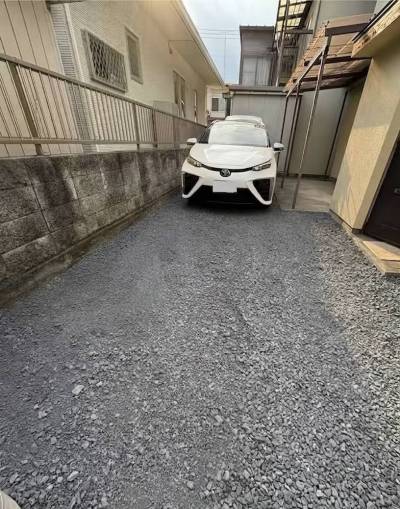 駐車場。大型車は厳しいですが、軽なら3台可。