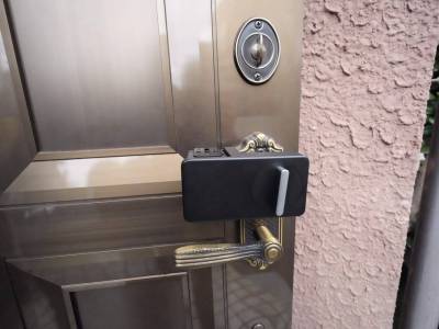スマホで鍵があけられるようになります。オートロック機能付き