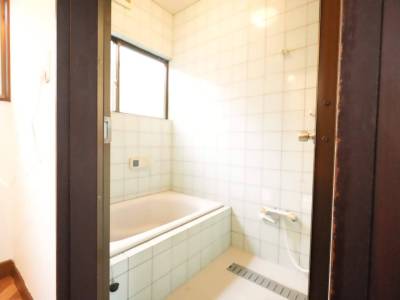 お風呂はお湯炊き機能付きです。
給湯器は新品に交換済みです。