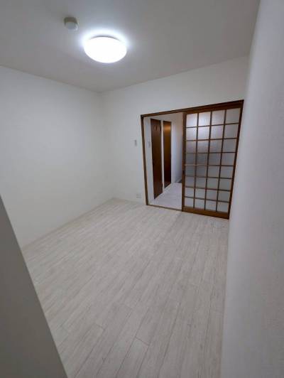 4.5畳間から玄関を向いて