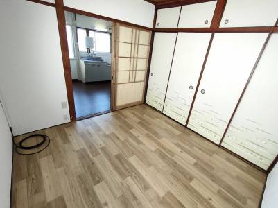 洋間4.5帖（奥はダイニングキッチン）
